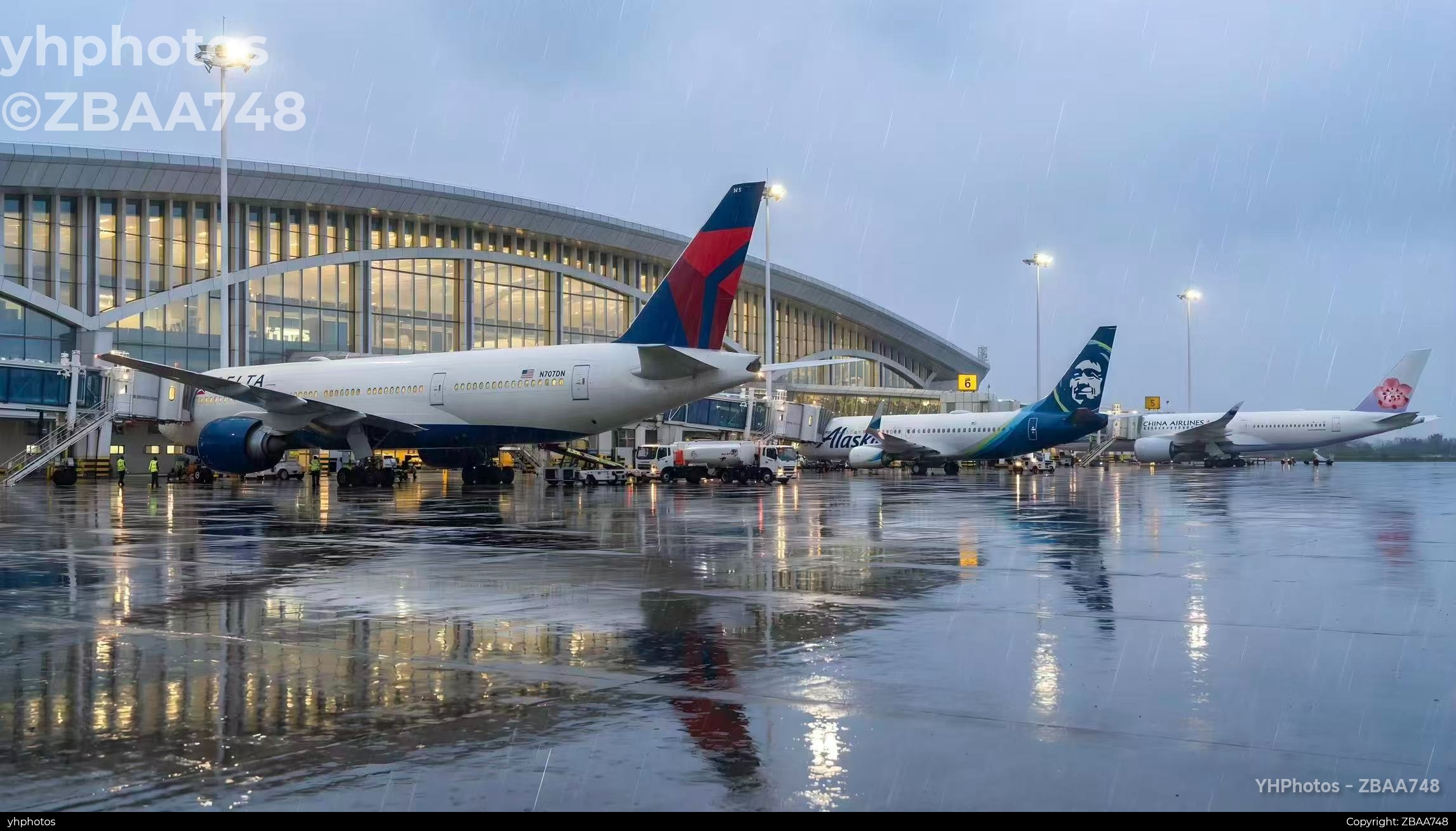 雨天中的美联航