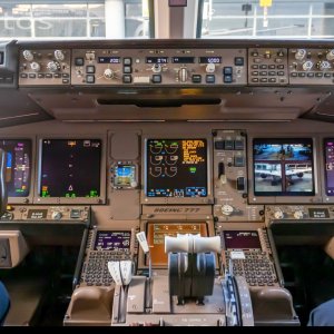 世界上第一架777-300 B-HNE驾驶舱