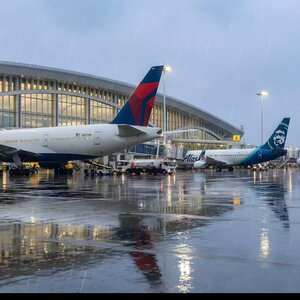 雨天中的美联航